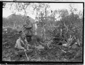 John Bauers Lapplandsresa sommaren 1904. Tre män och en kvinna tar en paus på fjället.