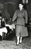 Firma AB N. Ekman. Modekavalkad 1954 i samband med firmans 90-års jubileum. Modevisning Stora hotellet.