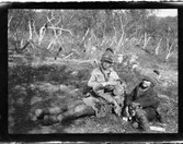 John Bauers Lapplandsresa sommaren 1904. Tre samepojkar och en hundvalp på fjället vid Ripaisenjoki.