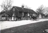 En familj i Stenåsa låter sig fotograferas på bygatan framför sitt hus. Stolt visar de att de har två hästar, ett större varmblod till vilken man har en åkvagn och en lite ölandshäst.