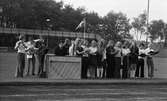 Kören Canto Amoroso under ledning av Curt Åkerlind framträder vid firandet av svenska flaggans dag på Fredriksskans 6:e juni 1972..