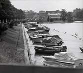 Fredriksskanskanalen, Kalmar. Innan betongbron till Ängö byggdes och minskade segelfria höjden in i Fredriksskanskanalen låg ett stort antal småbåtar längs Södra Kanalgatan.
