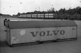 Principen för Volvos kust-till-kust-transport med järnväg.
Delar från Torslanda i två containers, hela bilar åter på tågen.