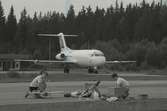 Fokker F28 på Skuteryds ( Emmaboda ) flygplats istället för i Ronneby, landar i Kalmar för att tanka på väg till Arlanda.