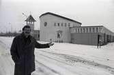 Dag Sandahl utanför Två Systrars kapell i Norrliden, dagen före invigningen.

Kyrkan som invigdes 25 februari 1984 av biskop Sven Lindegård, är ritad av arkitekt Anders Berglund i Värnamo. Det åttakantiga kyrkorummet med högt sittande fönster för tankarna till Kalmarkustens försvarskyrkor. De kvarvarande rundkyrkorna i Hagby och Voxtorp har varit inspirationskällor till kyrkans arkitektur. Kyrkan har fått sitt namn efter systrarna Marta och Maria i Betania. Konstnärinnan Eva Spångberg har utformat relieferna av de båda systrarna på kyrkans norra vägg. I klocktornet med sin pyramidformade huv finns ett klockspel omfattande 37 klockor.