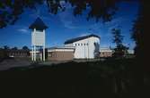 Två Systrars kapell i Norrliden

Kyrkan som invigdes 25 februari 1984 av biskop Sven Lindegård, är ritad av arkitekt Anders Berglund i Värnamo. Det åttakantiga kyrkorummet med högt sittande fönster för tankarna till Kalmarkustens försvarskyrkor. De kvarvarande rundkyrkorna i Hagby och Voxtorp har varit inspirationskällor till kyrkans arkitektur. Kyrkan har fått sitt namn efter systrarna Marta och Maria i Betania. Konstnärinnan Eva Spångberg har utformat relieferna av de båda systrarna på kyrkans norra vägg. I klocktornet med sin pyramidformade huv finns ett klockspel omfattande 37 klockor.