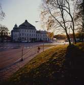 Järnvägsstationen i motljus.