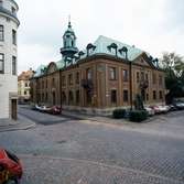 Riksbankshuset uppfördes 1902 efter ritningar av arkitekt Aron Johansson. Byggnaden har monumental utformning i jugendbarock med sockel i granit och bärande putsade tegelväggar och omfattande naturstensornamentik. Taket är högt, valmat och plåttäckt med takkupor och torn. Trots om- och tillbyggnader är byggnaden fortfarande exteriört mycket välbevarad från byggnadstiden. Interiören är helt förändrad.