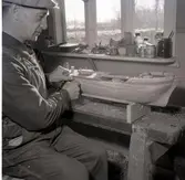 Harry Karlsson i Grönvik gör ett votivskepp till Föra kyrka.