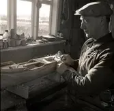 Harry Karlsson i Grönvik gör ett votivskepp till Föra kyrka.