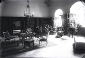 Rutsalen på 1880-talet.
De på fotografien synliga äro: Landshövding G. J. Edelstam och hans hustru, Eva von Post, samt barnen Fritz, Otto, Elisabeth, Hedda.