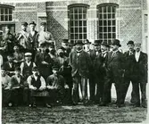 Disponent Danielsson och tjänstemän och arbetare på Papyrus år 1899.
