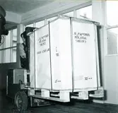 AB Papyrus. Okänd man kör en truck med pall papper avsedd för export. 18/10 1954.