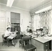 AB Papyrus. Byggnad 11, kontorsinteriörer. 25/5 1964. Två okända kvinnor.