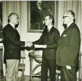 AB Papyrus.  Utdelning av belöning för förslag. Fr. v.  Disponent Rudengren, Förman Torsten Larsson och William Tibell.