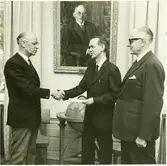 AB Papyrus.  Utdelning av belöning för förslag. Fr. v.  Disponent Rudengren, Förman Torsten Larsson och William Tibell.