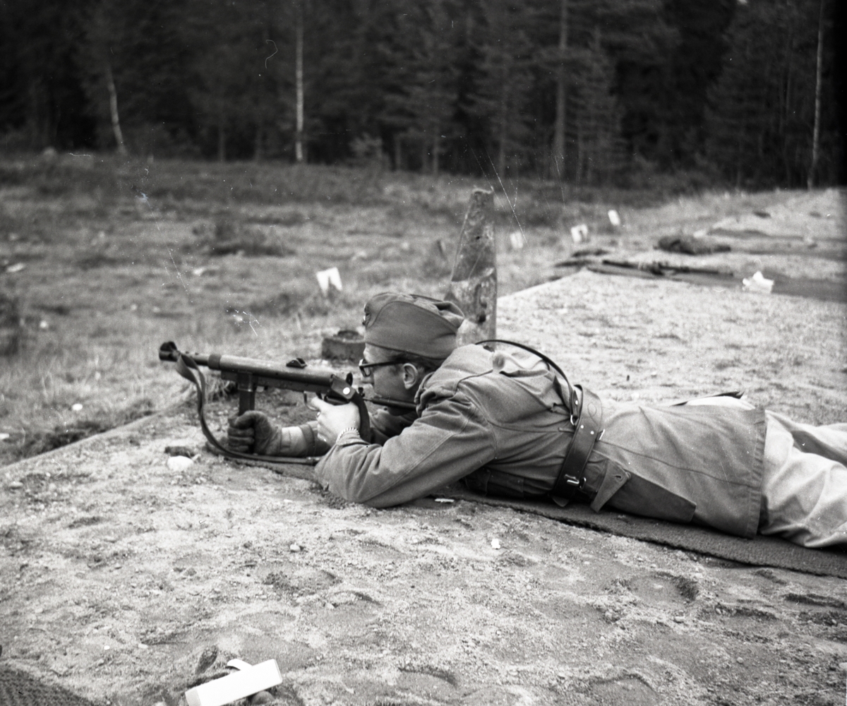 Bo Sallmander, Shooting exercise with a ball spray gun Conscription at Norrland’s dragon regiment K4, Umeå, 1955-1956.