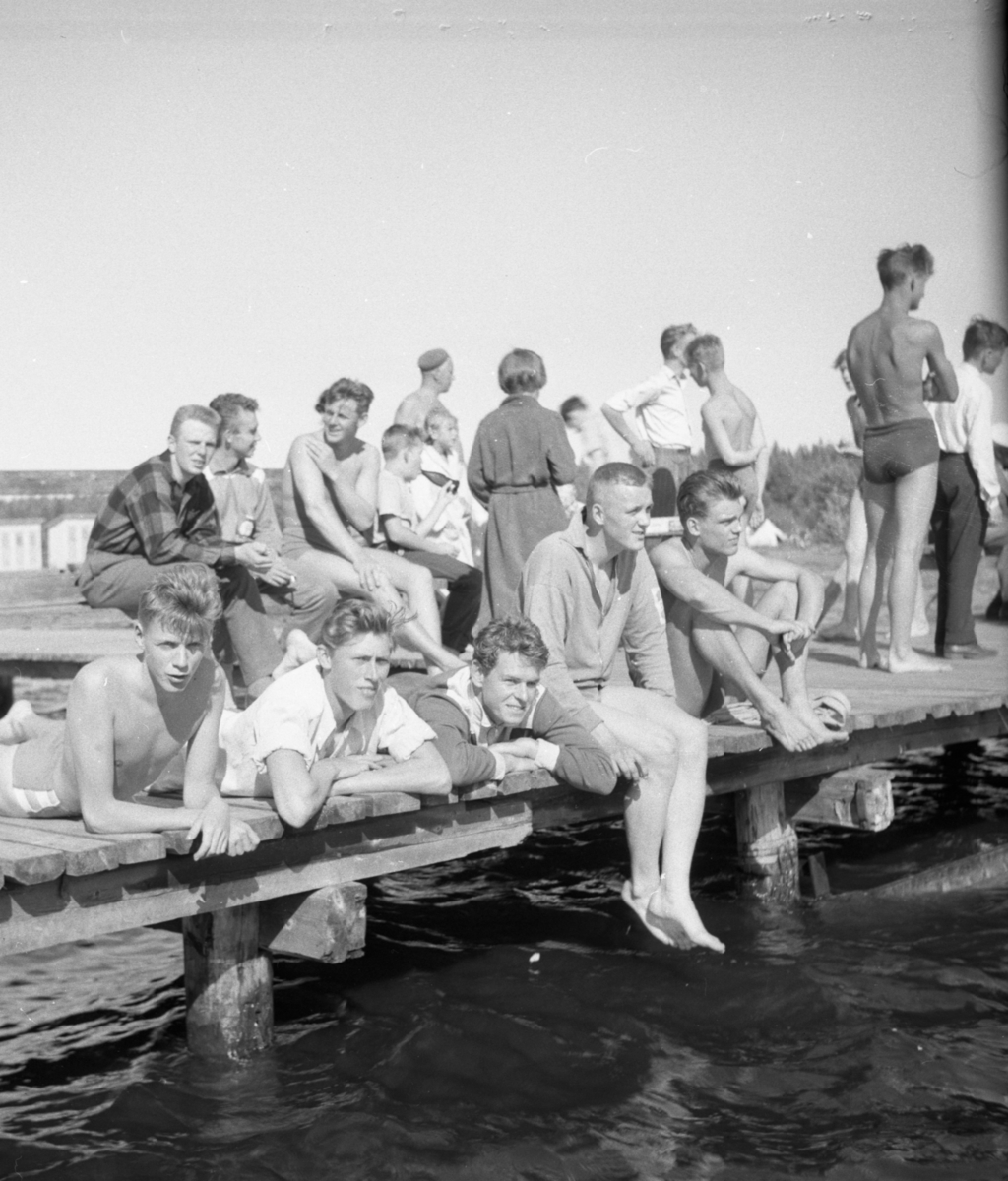 Bo Sallmander, A sunny day with conscripts on the beach bridge. Norrland dragon regiment K4, Umeå, 1955-1956.
