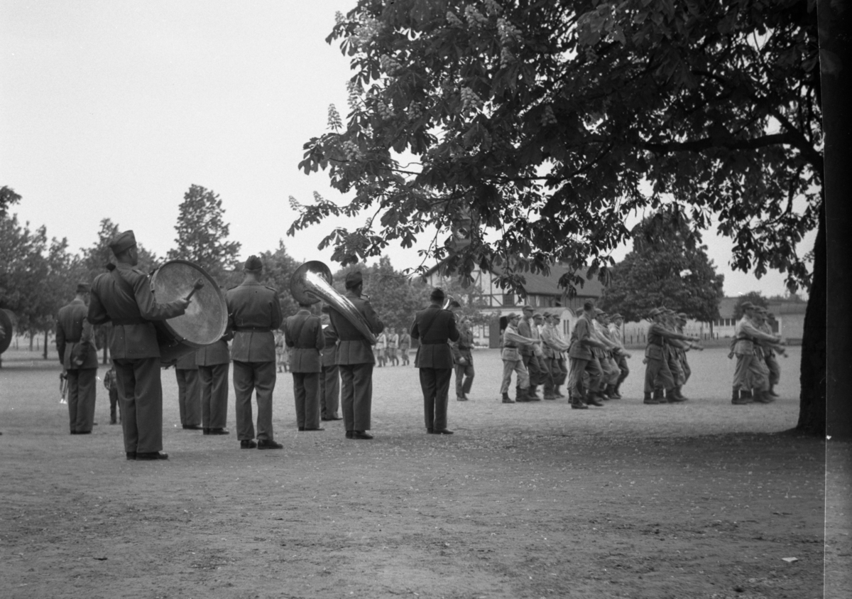 Bo Sallmander, Militärorkester på övningsfält. Värnplikt vid Norrlands dragonregemente K4, Umeå, 1955-1956.