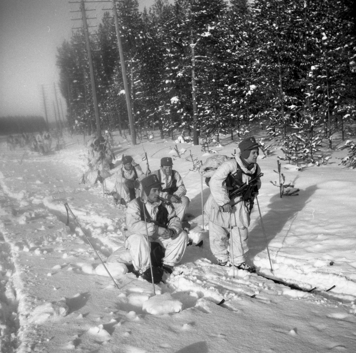 Bo Sallmander, Conscripts dressed in snow suits during winter practice. Norrland dragon regiment K4, Umeå, 1955-1956.