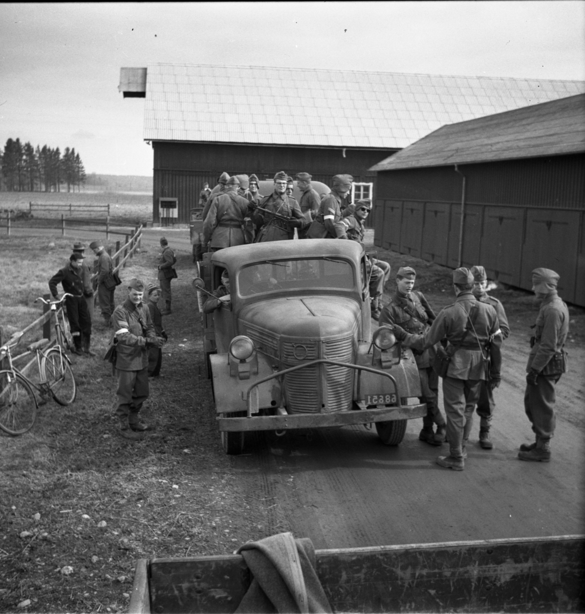 Bo Sallmander, Förflyttning med lastbil förbereds. Värnplikt vid Norrlands dragonregemente K4, Umeå, 1955-1956.