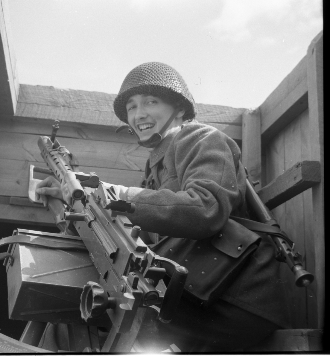 Bo Sallmander, Värnpliktig i eldställning med kulsprutegevär. Norrlands dragonregemente K4, Umeå, 1955-1956.