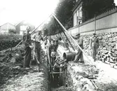 Kulverten läggs i Kvarnbygatan år 1931. Arbetet utförs av okända AK-arbetare.