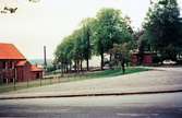 Trädgårdsgatan, nuvarande Störtfjällsgatan, sedd från Alléen. Mölndal, 1970-tal. Till vänster ses del av Kvarnbyskolan.

För mer information om bilden se under tilläggsinformation.