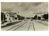 Vykort med järnvägsstationen i Veddige.