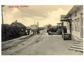 Vykort med parti av Veddige. I bakgrunden kyrkan. Från början av 1900-talet?Landsbygdsby.
