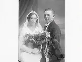 Brudpar. Bröllopsbild av Astrid Karlsson med make, Ulvatorp i Veddige.