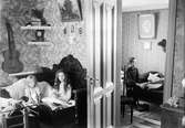 Tyra, Sara, Josef och Brita Edhlund i hemmet, Guldskärskvarteret 25, Östhammar, Uppland, tidigt 1900-tal