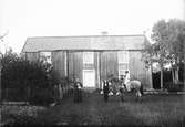 Familjen Erikssons gård i Snesslingekulla, Börstils socken, Uppland omkring 1910