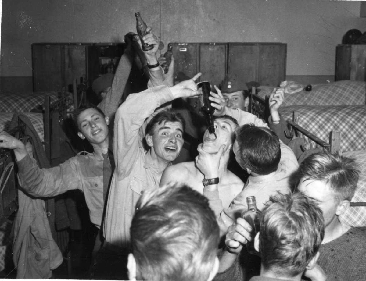 Bo Sallmander, Feststämning i logementet. Värnpliktiga vid Norrlands dragonregemente K4, Umeå, 1955-1956.