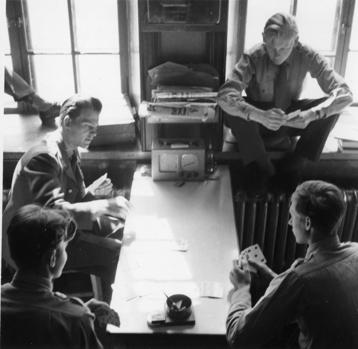 Bo Sallmander, Värnpliktiga spelar kort. Norrlands dragonregemente K4, Umeå, 1955-1956.