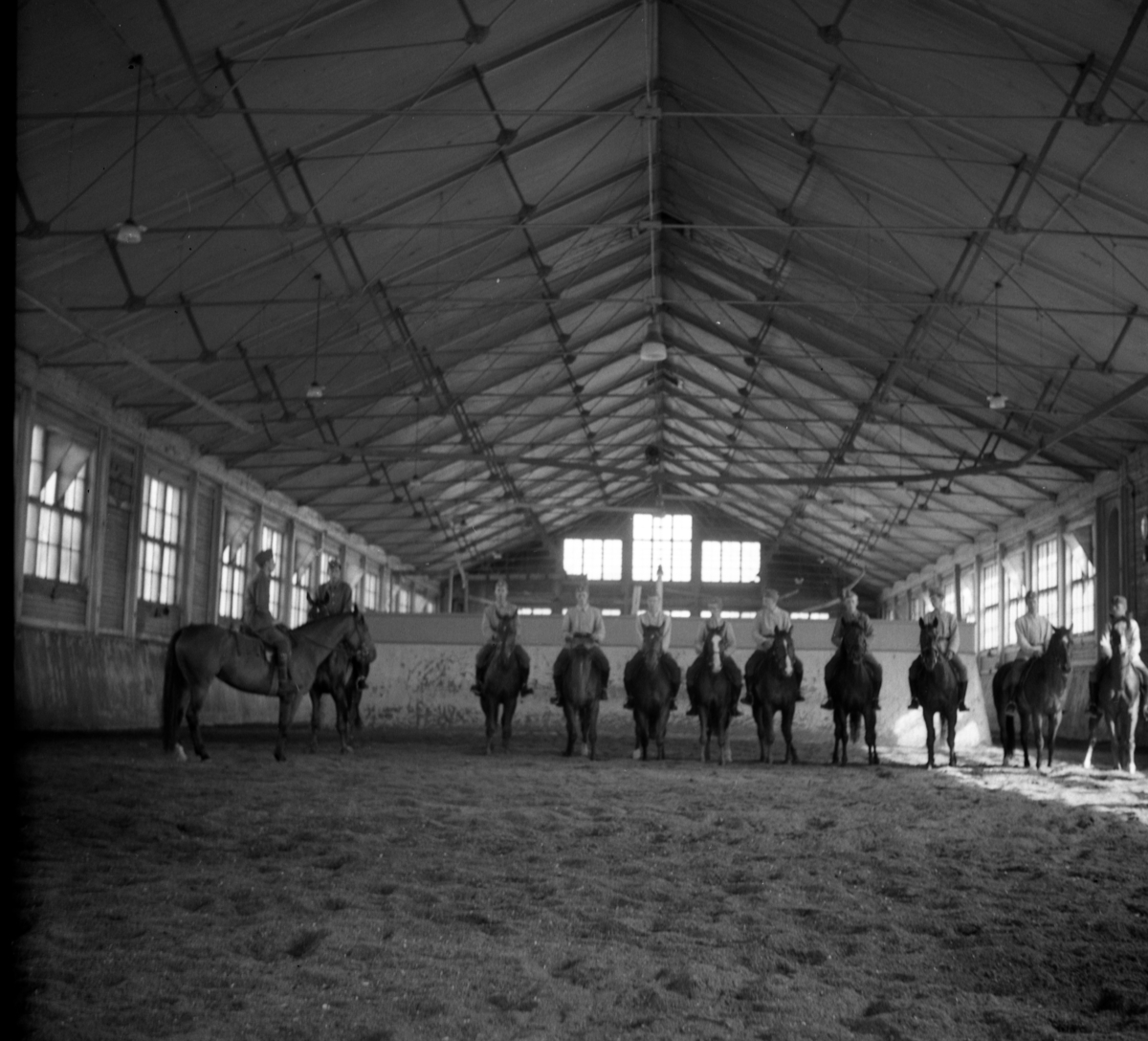 Bo Sallmander, Kavalleriövning i ridhusen vid Norrlands dragonregemente K4, Umeå, 1955-1956.