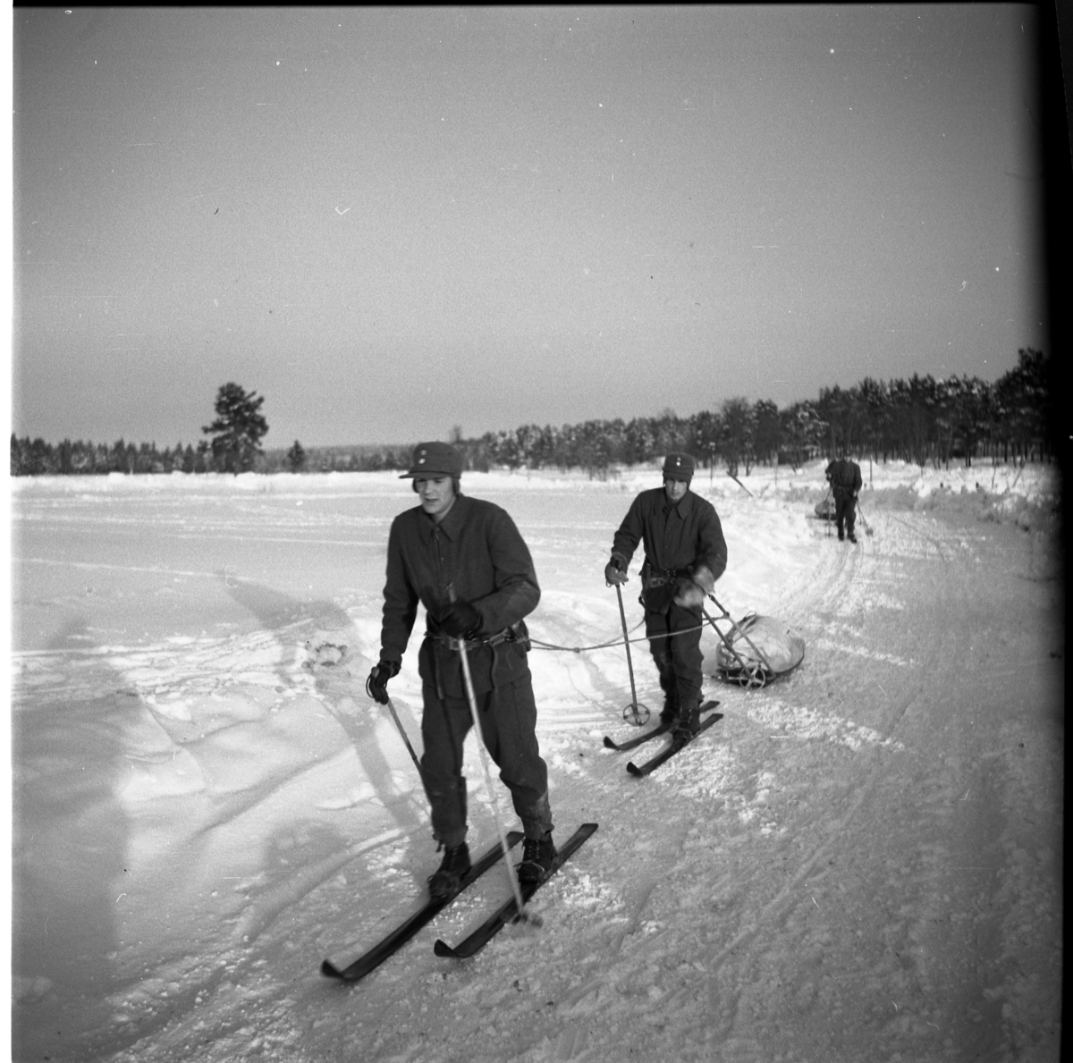 Bo Sallmander, Värnpliktiga på skidor dragande pulkor. Norrlands dragonregemente K4, Umeå, 1955-1956.