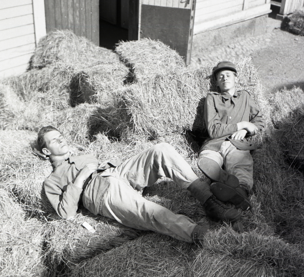 Bo Sallmander, Två värnpliktiga vilar på höbalar. Norrlands dragonregemente K4, Umeå, 1955-1956.