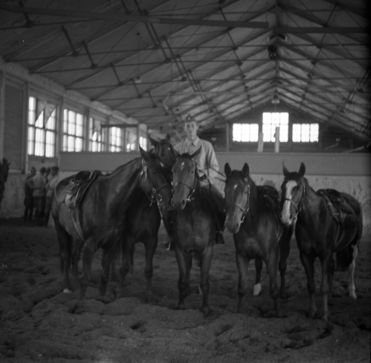 Bo Sallmander, Group picture with horses in the riding houses at Norrland dragonregemente K4, Umeå.
