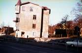 Vy från Kvarnbygatan i Mölndal, 1970-tal. Huset på bilden är Trädgårdsgatan 4. Fotot är taget efter rivning av Sven Ahlin Herrekipering med adress Kvarnbygatan 25.

För mer information om bilden se under tilläggsinformation.