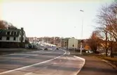 Vy från Kvarnbygatan mot Mölndals Bro i Mölndal, 1970-tal (efter 1975). Till vänster ses Restaurant Godhem med adress Kvarnbygatan 13. I mitten till höger om bron ses huset Kvarnbygatan 1.

För mer information om bilden se under tilläggsinformation.