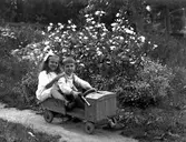 Två lekande barn.
Ingrid och Sven Lindskog