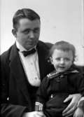 Johnssons privata bilder, Julius Johnsson med son.