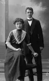 Julius och Signe Johnsson, ”1916 F” på asken.