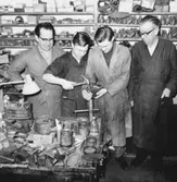 Skomakare med sina lärlingar.