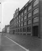 Femvånings fabriksbyggnad i rött tegel, AB Marks skofabrik, A.P. Hallkvist.
Nyuppförd fabriksbyggnad åt AB Marks Skofabrik. Inflyttningen skedde i januari 1917. Byggnaden ritades av Wilh. Renhult och uppfördes av Byggfirma P. Eriksson på uppdrag av AB A.P. Hallqvist.