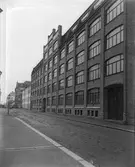 Femvånings fabriksbyggnad i rött tegel, AB Marks skofabrik, A.P. Hallkvist.
Nyuppförd fabriksbyggnad åt AB Marks Skofabrik. Inflyttningen skedde i januari 1917. Byggnaden ritades av Wilh. Renhult och uppfördes av Byggfirma P. Eriksson på uppdrag av AB A.P. Hallqvist.
