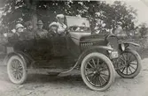 Vid ratten Valdemar Västerlund, bredvid honom brorsonen Sven Västerlund. I baksätet från höger; Valdemars bror Gustaf Västerlund, hans hustru Ester och en bekant till familjen.