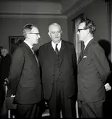 Mats Rensberg, konstnär Lennart Sjögren och kyrkoherde Nils Sjöstrand i Föra kyrka vid överlämnadet av en tavla den 30/10 1958.