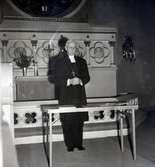 Här ber Biskop Malmeström vid en medaljutdelning 15/11 1959.